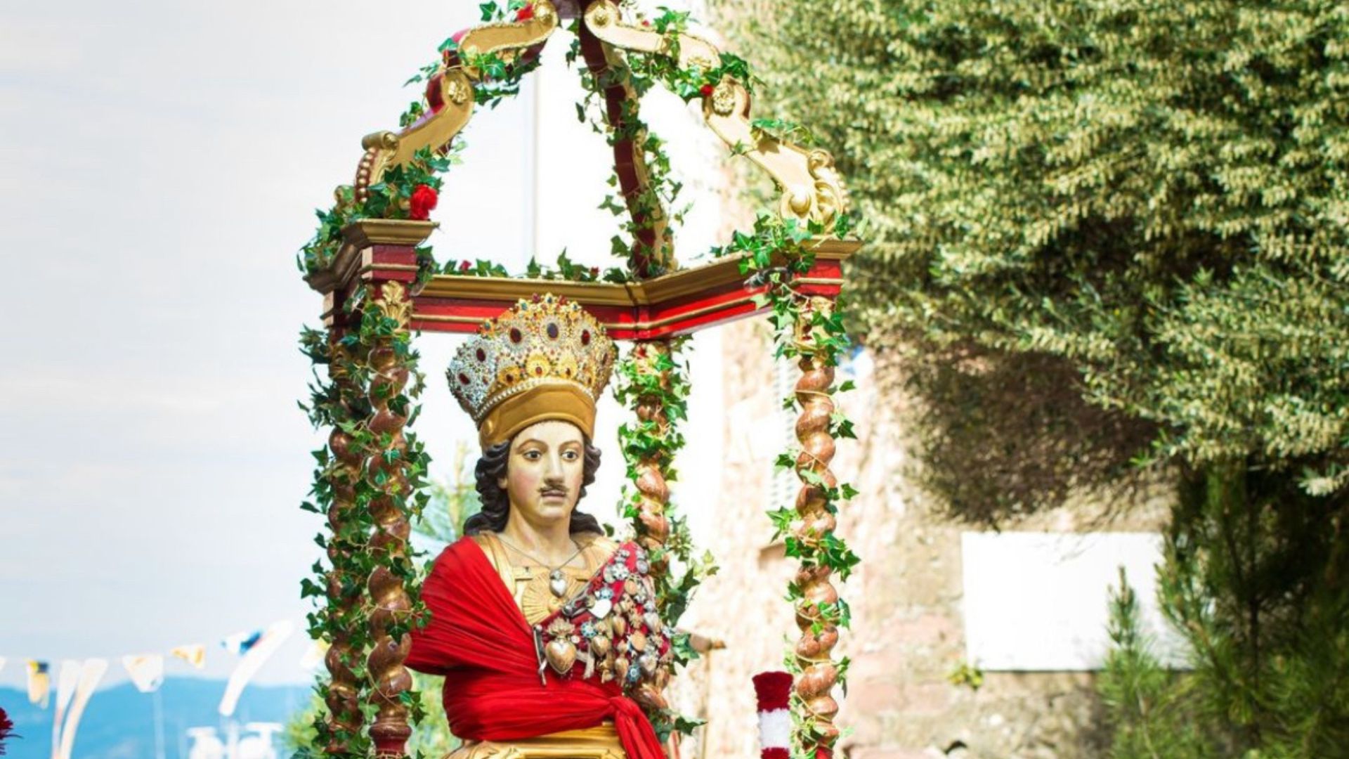 La Bravade de Saint-Tropez, une fête traditionnelle honorant le saint patron de la ville, avec des défilés, des musiques et des costumes historiques, à vivre avec Azur Dream SAINT TROPEZ.