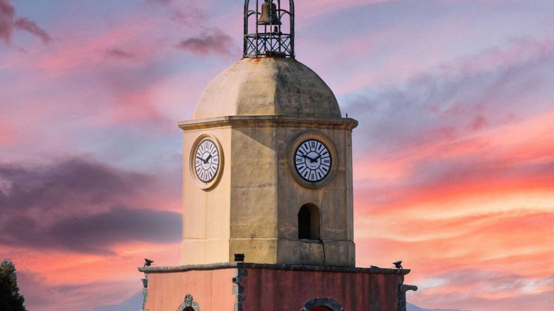 Le clocher jaune de Saint-Tropez, emblème du village, offrant une vue majestueuse sur les toits de la ville et le port, une expérience à découvrir avec Azur Dream SAINT TROPEZ.