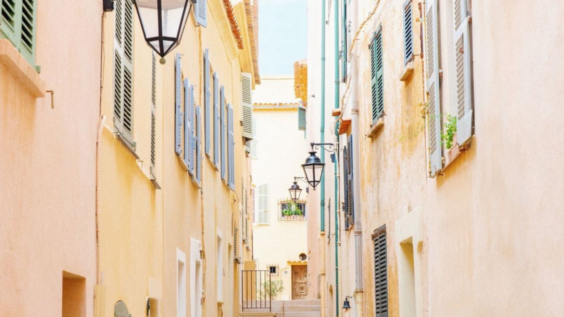 Charmantes ruelles pavées de Saint-Tropez, typiques du village avec leurs maisons colorées et l'atmosphère méditerranéenne, une découverte incontournable avec Azur Dream SAINT TROPEZ.