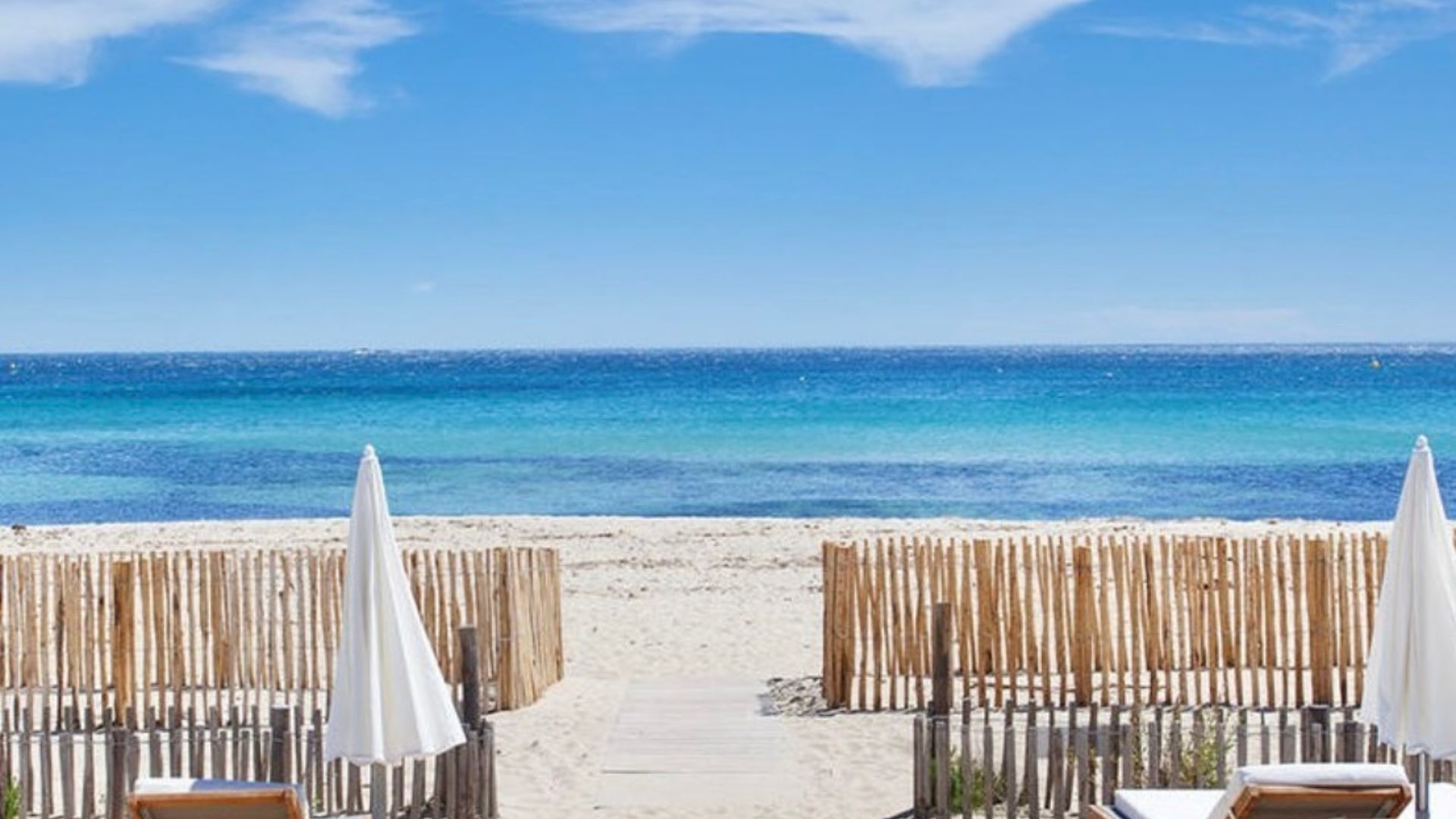 Plage mythique de Pampelonne avec eau turquoise et sable doré, cadre idyllique à Ramatuelle