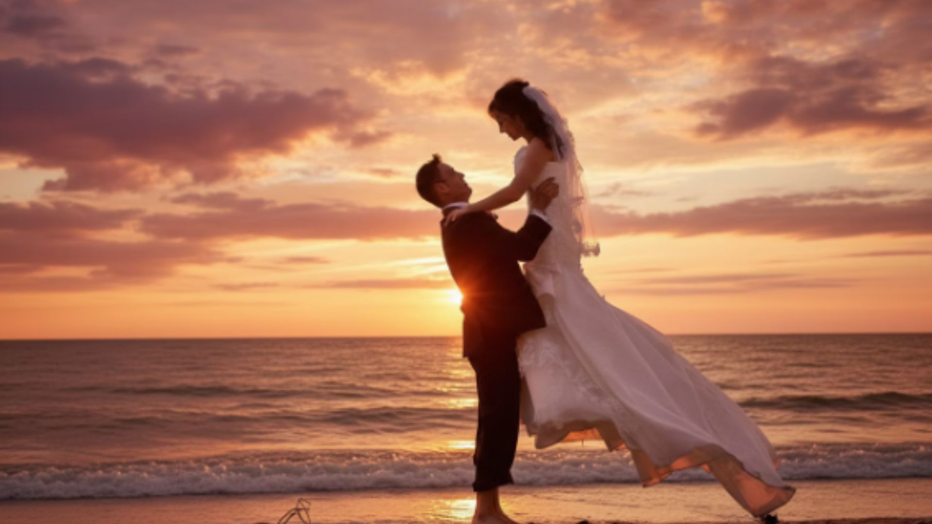 wedding planner mariés sur la plage coucher de soleil saint tropez