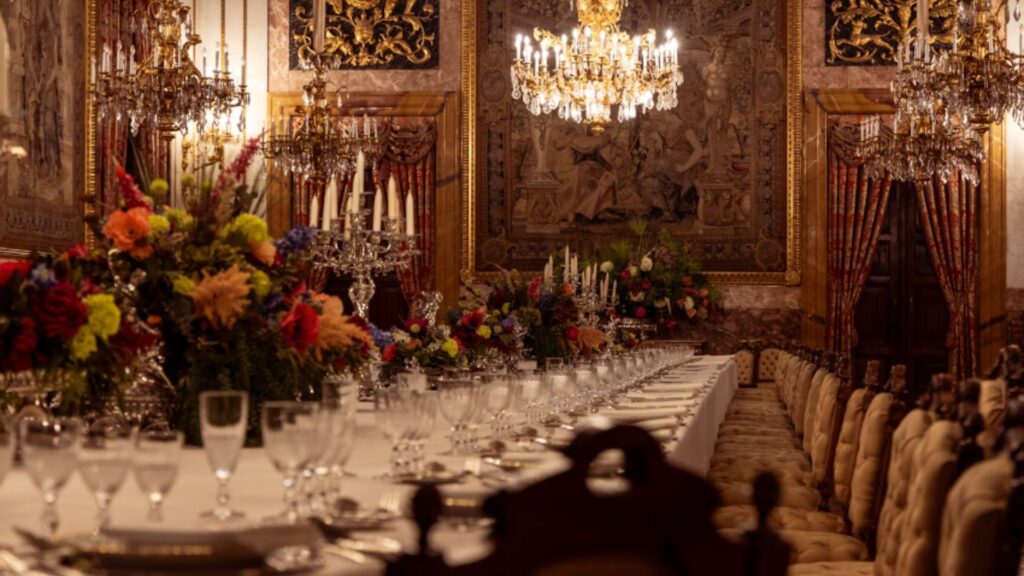 Dîner de gala d’entreprise dans un salon de palais aux lustres de cristal – Azur Dream
