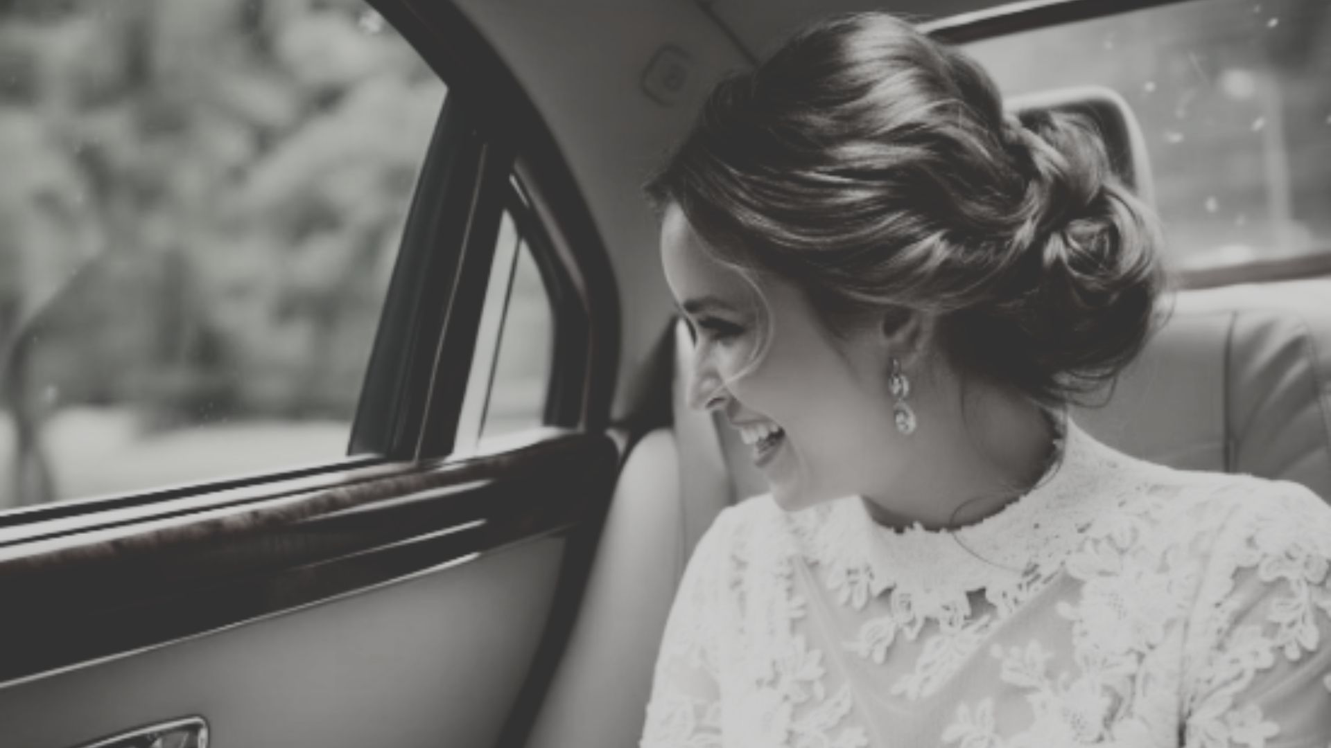 La mariée qui arrive en voiture au mariage à saint-tropez