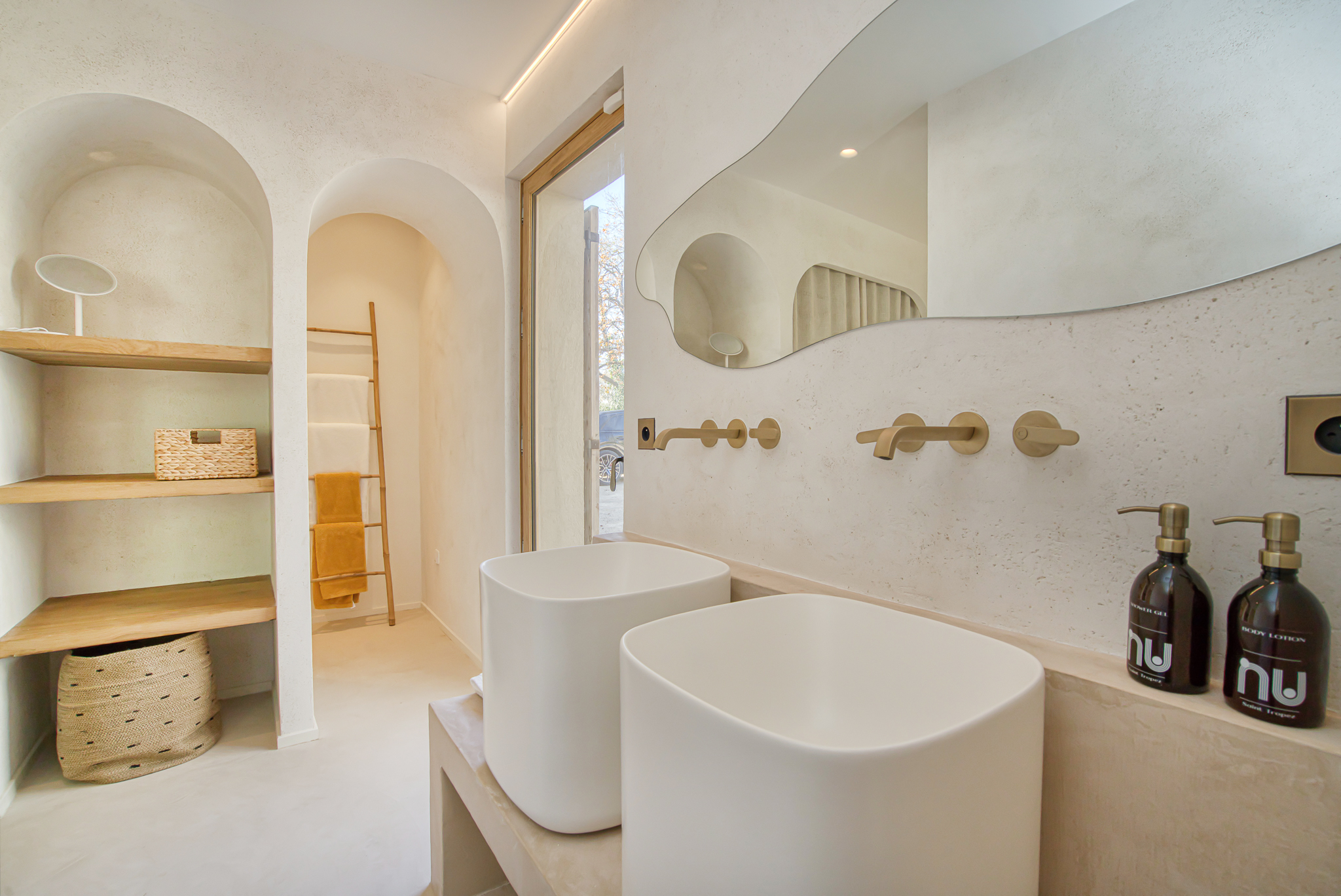 Bathroom with rounded shapes at Villa Nu