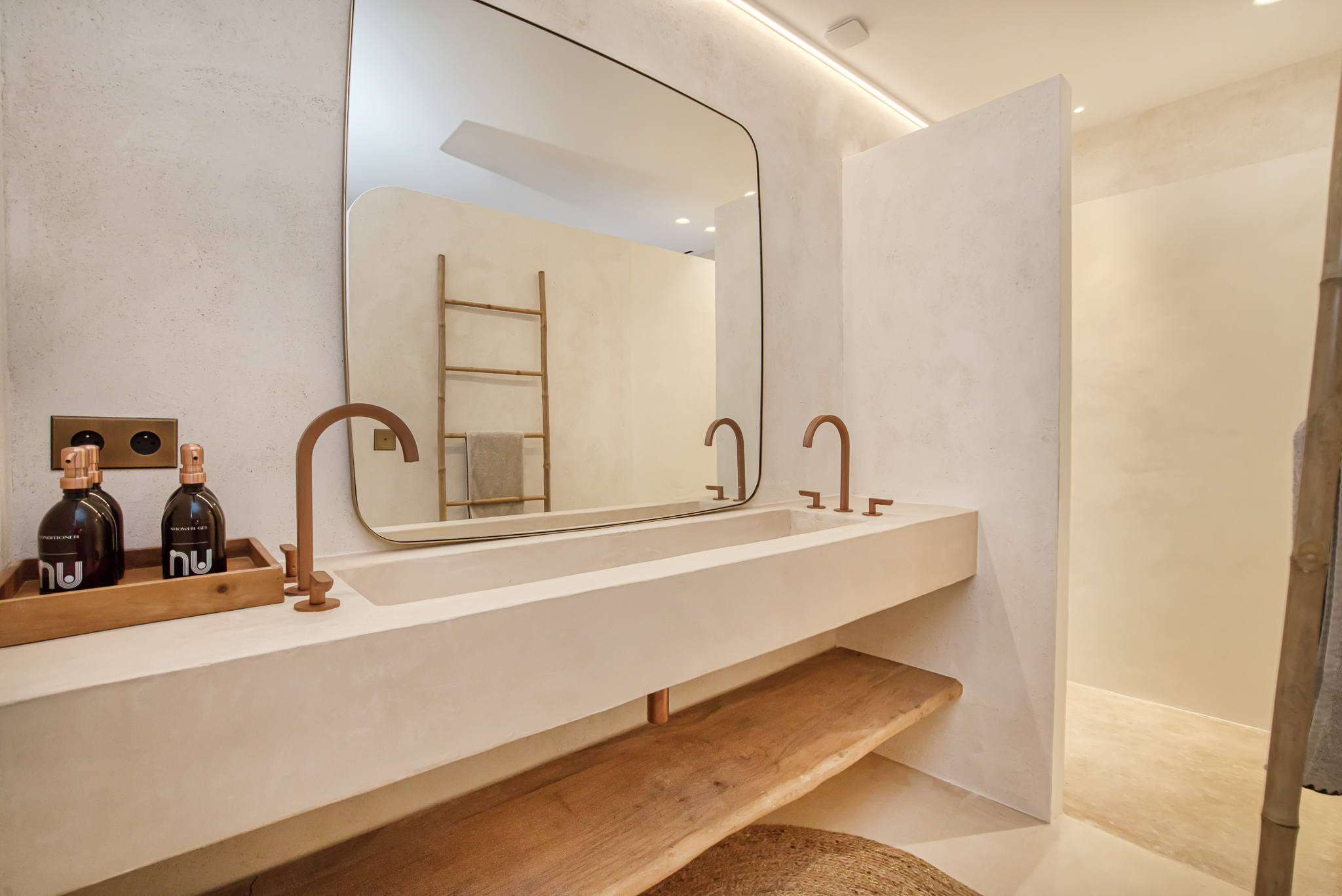 Bathroom with double basin at Villa Nu