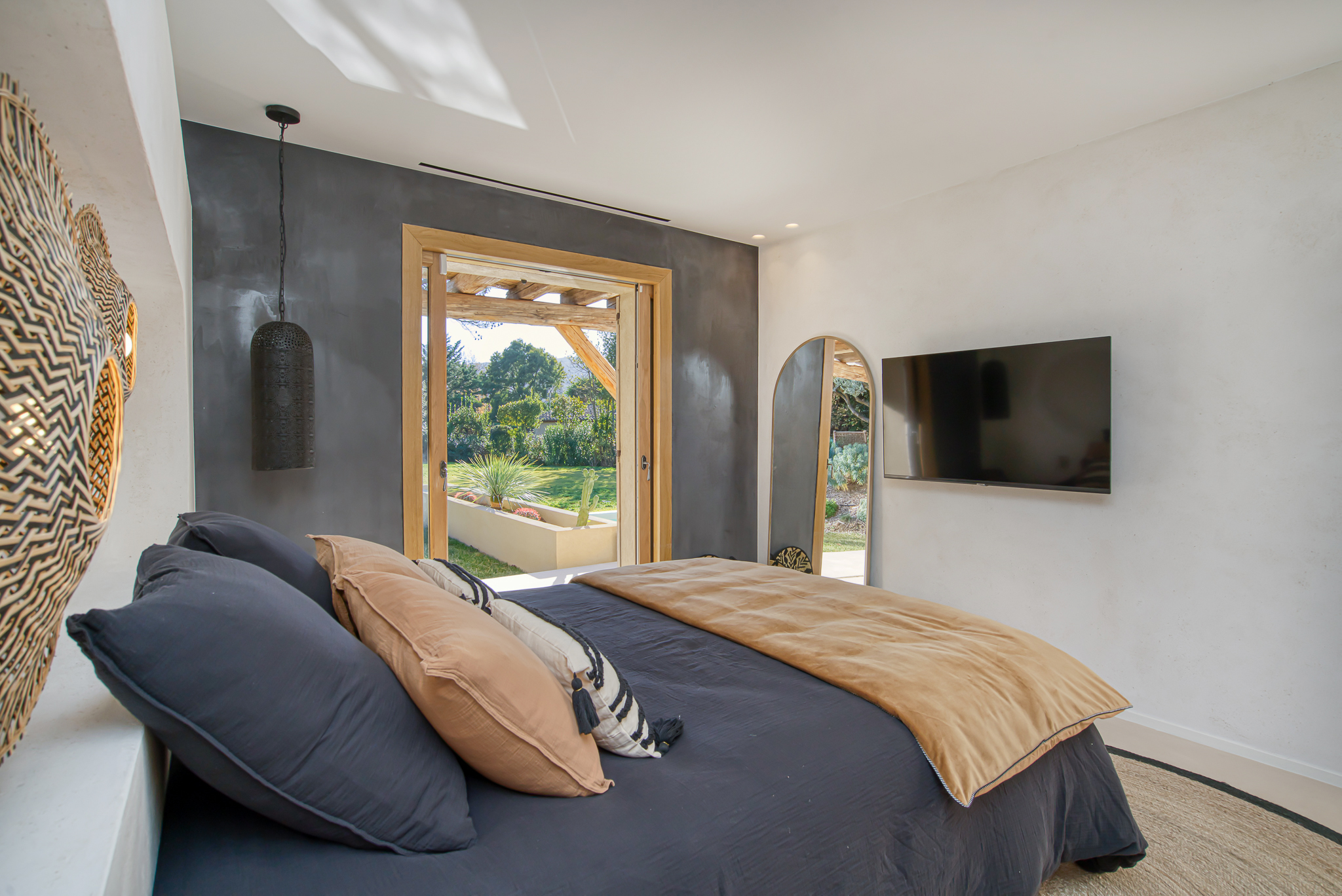 Bedroom opening onto the garden at Villa Nu