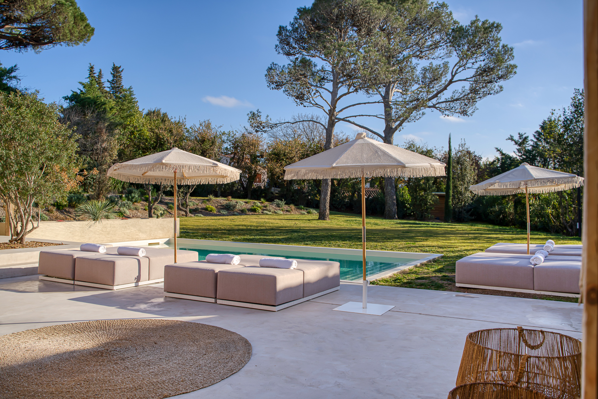 Pool, sunbeds and parasols in the garden of Villa Nu