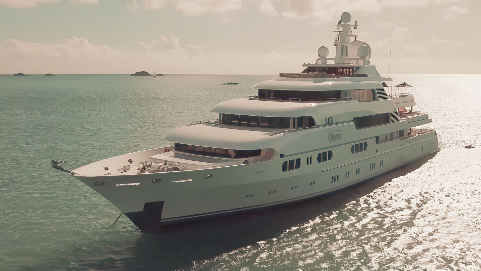 Vue aérienne du superyacht naviguant en mer près de Saint-Tropez, illustration de la location de yacht de luxe sur la Côte d’Azur avec Azur Dream.