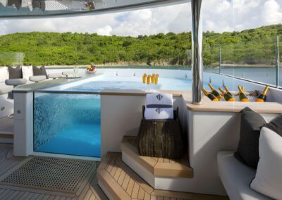 Jacuzzi du yacht MUCHOS MAS sur le pont avec vue sur la mer