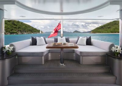 Salon extérieur du yacht MUCHOS MAS préparé pour un apéritif en mer