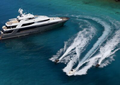 Yacht de luxe MUCHOS MAS en navigation en Méditerranée près de Saint-Tropez