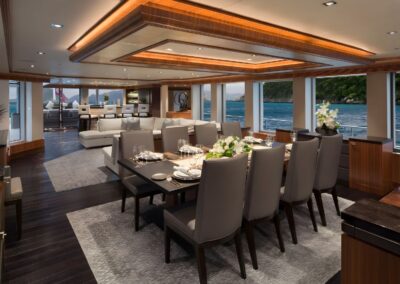 Vue large du salon intérieur du yacht MUCHOS MAS
