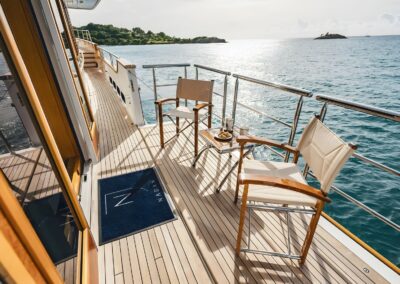 Pont terrasse du yacht NADAN avec espace extérieur aménagé pour la détente et les moments conviviaux en mer