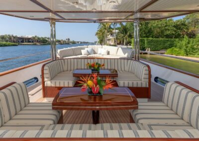 Espace lounge panoramique du yacht NADAN avec assises confortables et atmosphère intimiste