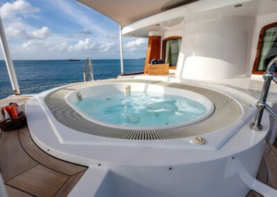 Jacuzzi installé sur le pont supérieur du yacht NADAN, espace bien-être avec vue mer