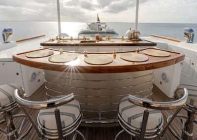 Bar extérieur du yacht NADAN sur le sundeck, parfait pour cocktails et apéritifs au coucher du soleil