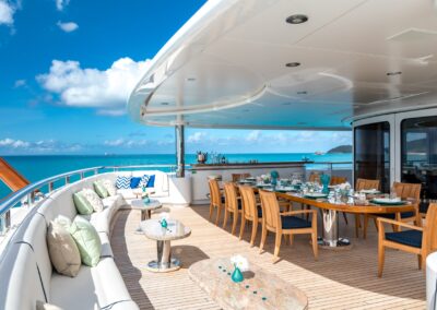 Déjeuner sur le pont du yacht TITANIA, expérience exclusive en croisière privée au départ de Saint-Tropez