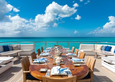 Table à manger sur pont du yacht TITANIA, dîner en mer lors d’une location yacht Saint-Tropez