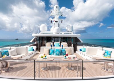 Salon extérieur du yacht TITANIA, ambiance chic pour charter de luxe à Saint-Tropez