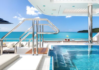 Grand jacuzzi sur le pont du superyacht TITANIA, expérience de luxe en charter yacht