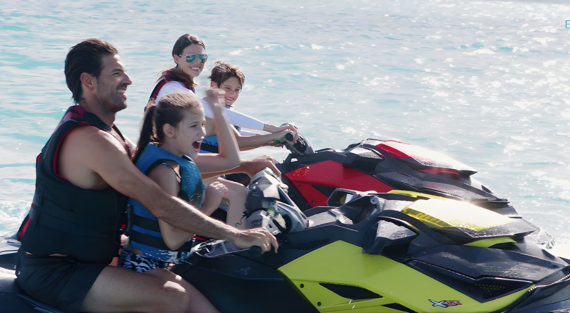 Famille profitant d’une sortie en jet-ski en mer à Saint-Tropez pendant l’été