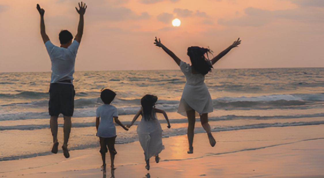 Famille en vacances sur une plage de Saint-Tropez sur la Côte d’Azur