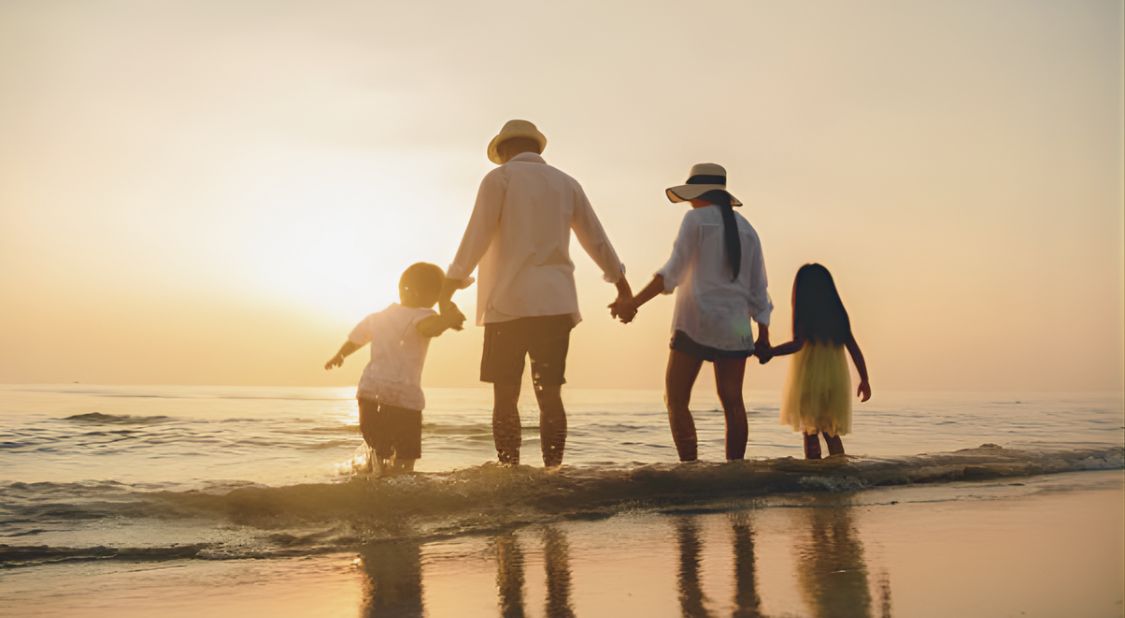 Famille profitant d’une journée à la plage à Saint-Tropez pendant les vacances d’été