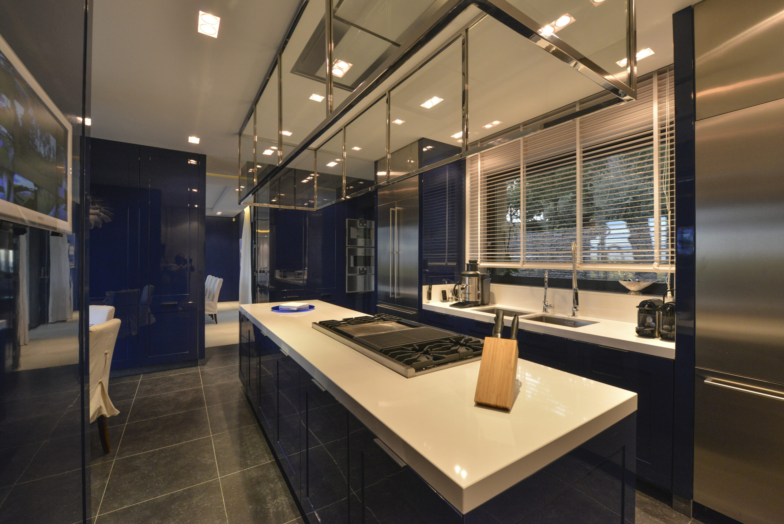 Cuisine design aux tons sombres de la Villa Blu
