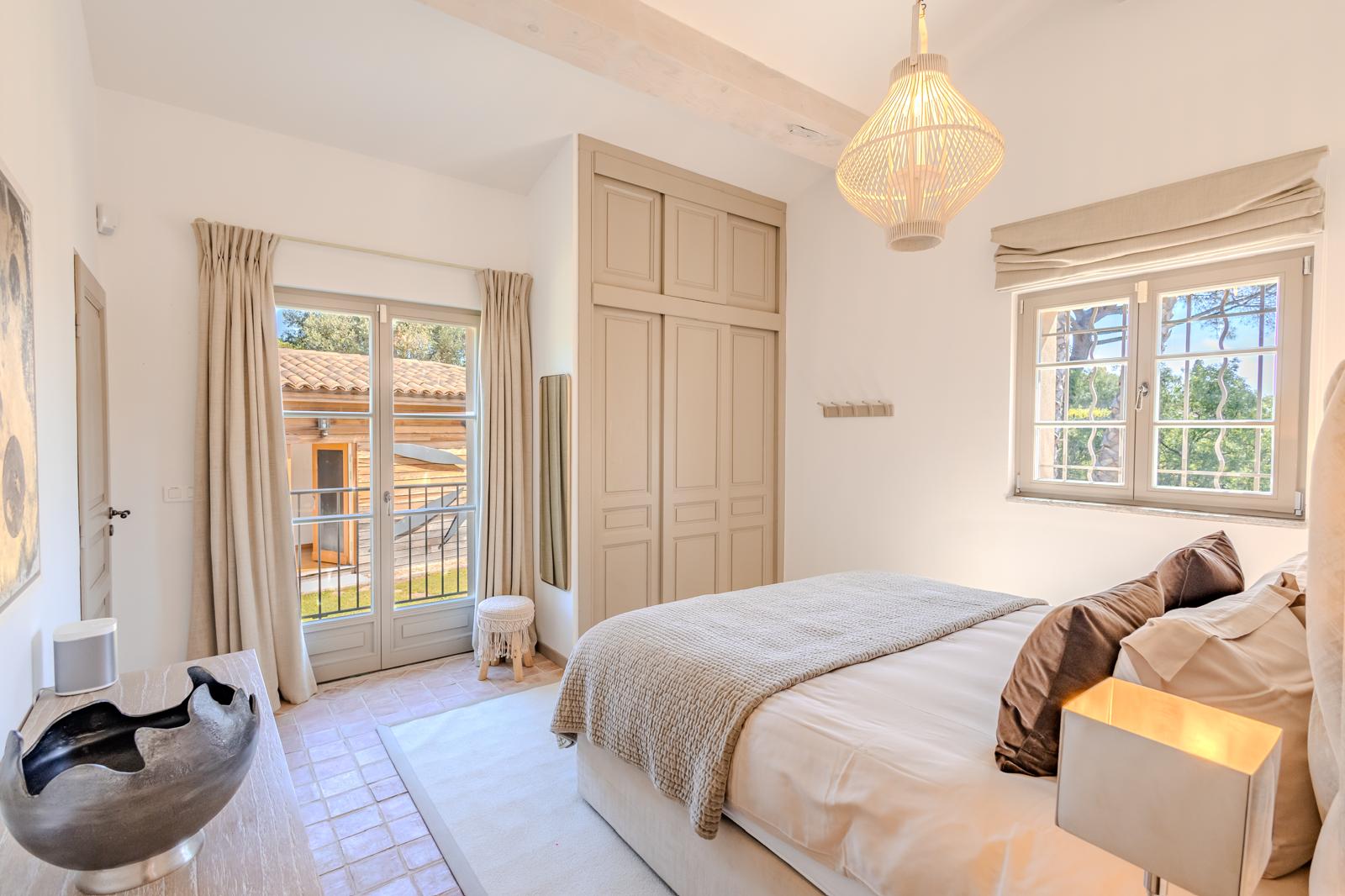 Villa Meravigliosa – chambre provençale Bright Provencal bedroom at Villa Meravigliosa