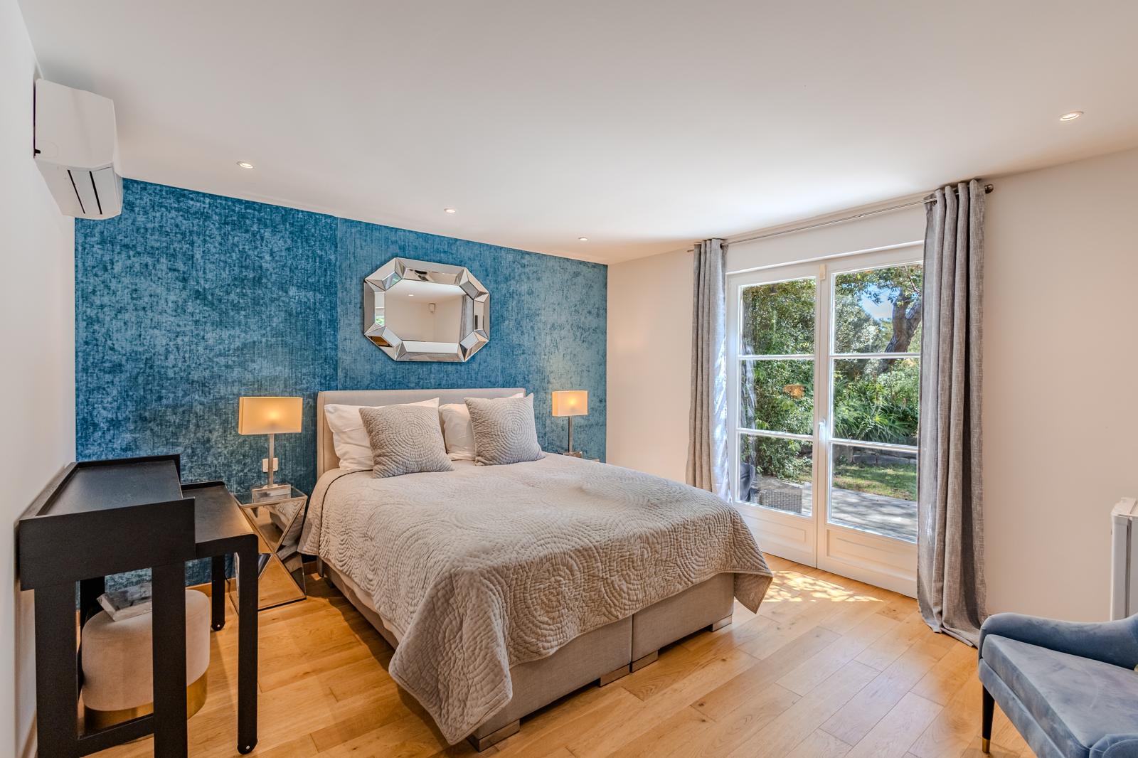 Villa Meravigliosa – chambre bleue Bedroom with a blue wall and a desk at Villa Meravigliosa