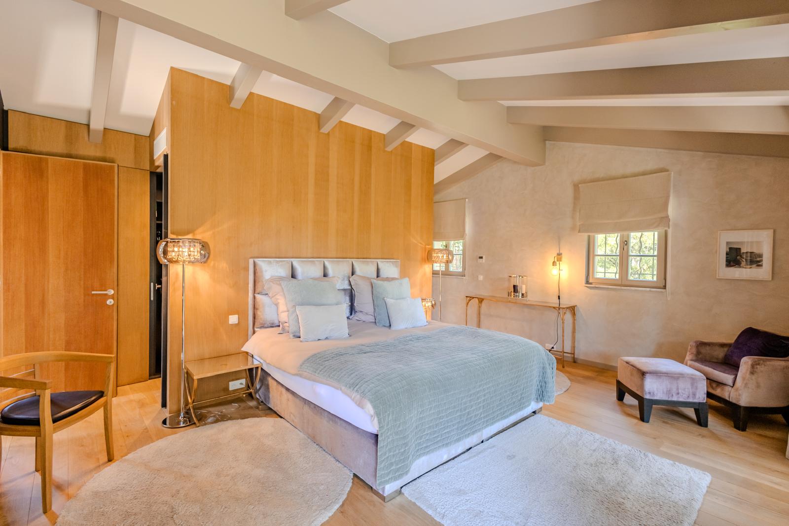 Villa Meravigliosa – chambre aux boiseries Bedroom with warm wood panelling at Villa Meravigliosa