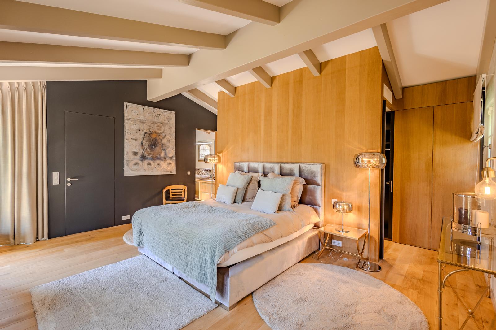 Villa Meravigliosa – chambre sous charpente Bedroom under exposed wooden beams at Villa Meravigliosa