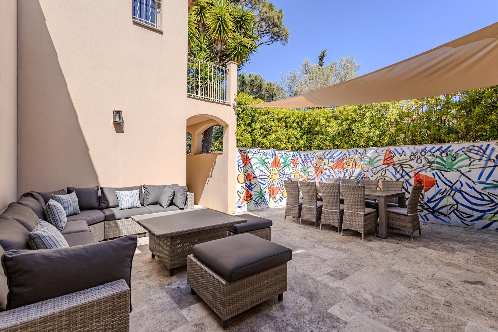 Terrasse avec salon extérieur et table de la Villa Meravigliosa