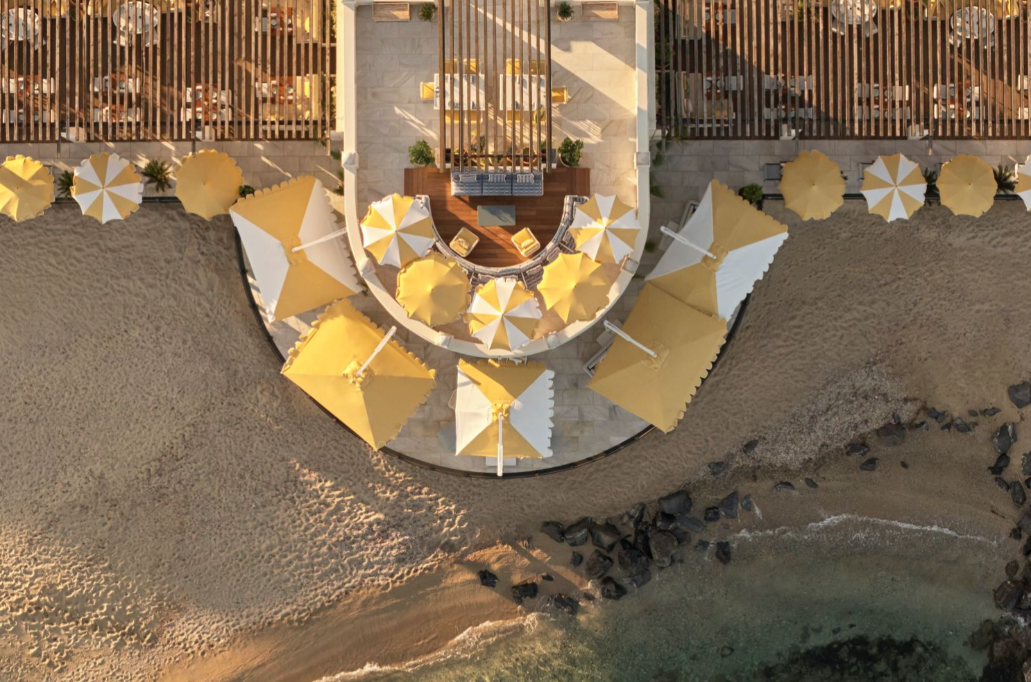 Beauvallon-sur-Mer by Yannick Alléno vu du ciel : parasols jaunes et blancs sur le sable, face au golfe de Saint-Tropez