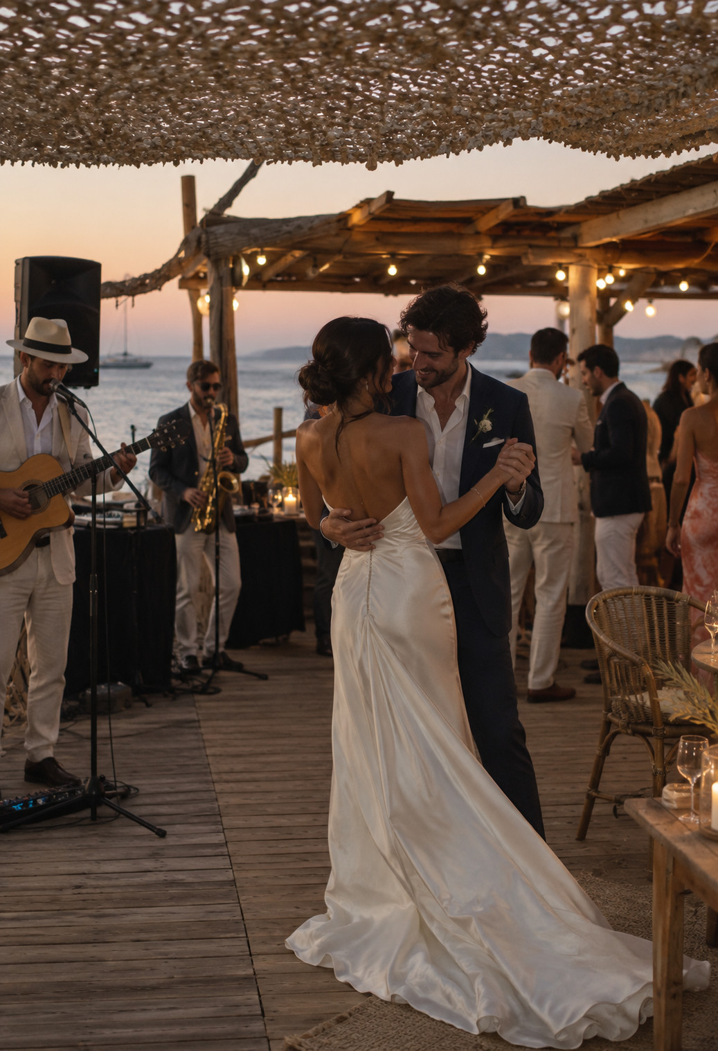 First dance of the newlyweds at sunset in a Pampelonne beach club, with live musicians facing the sea, wedding in Saint-Tropez