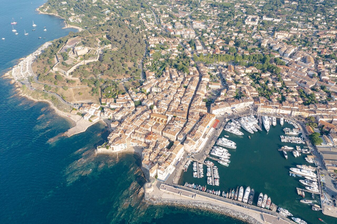 Vue aérienne du vieux port et du village de Saint-Tropez