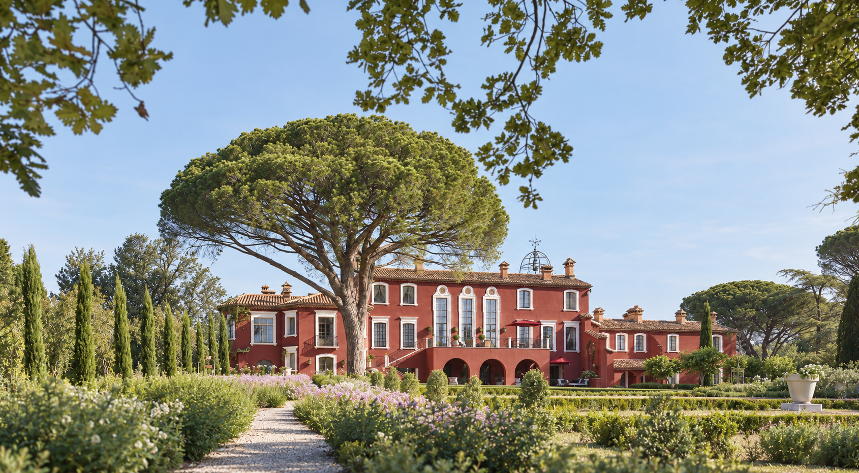 Château Saint-Maur dans son écrin de verdure