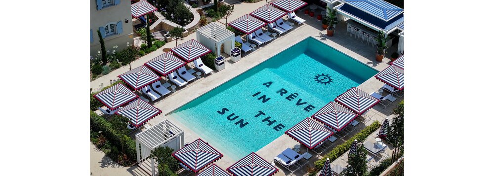 La piscine de l’AREV St. Tropez et ses parasols, vue du ciel