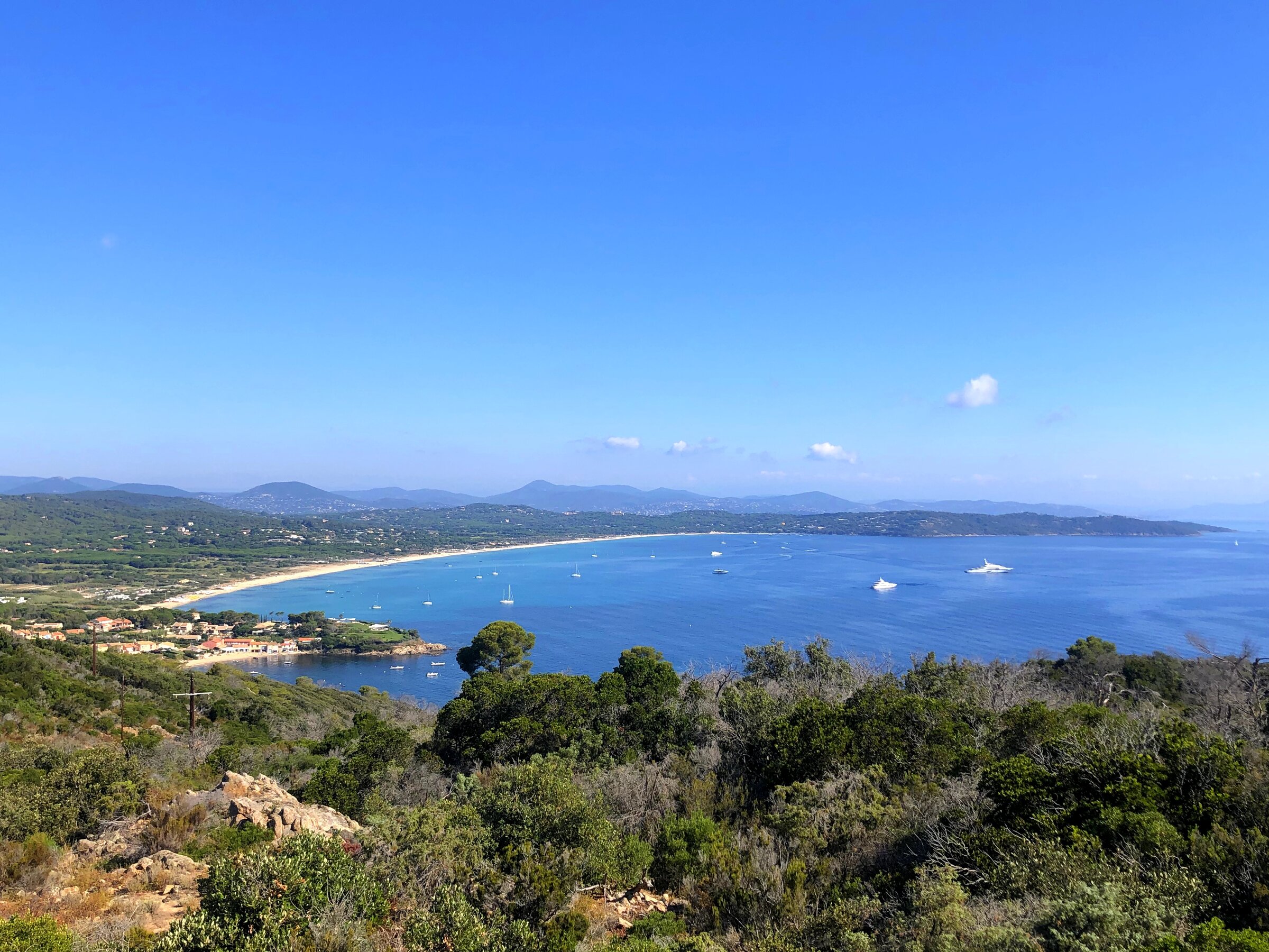 La baie de Pampelonne à Ramatuelle vue du ciel, sable blond et eaux turquoise