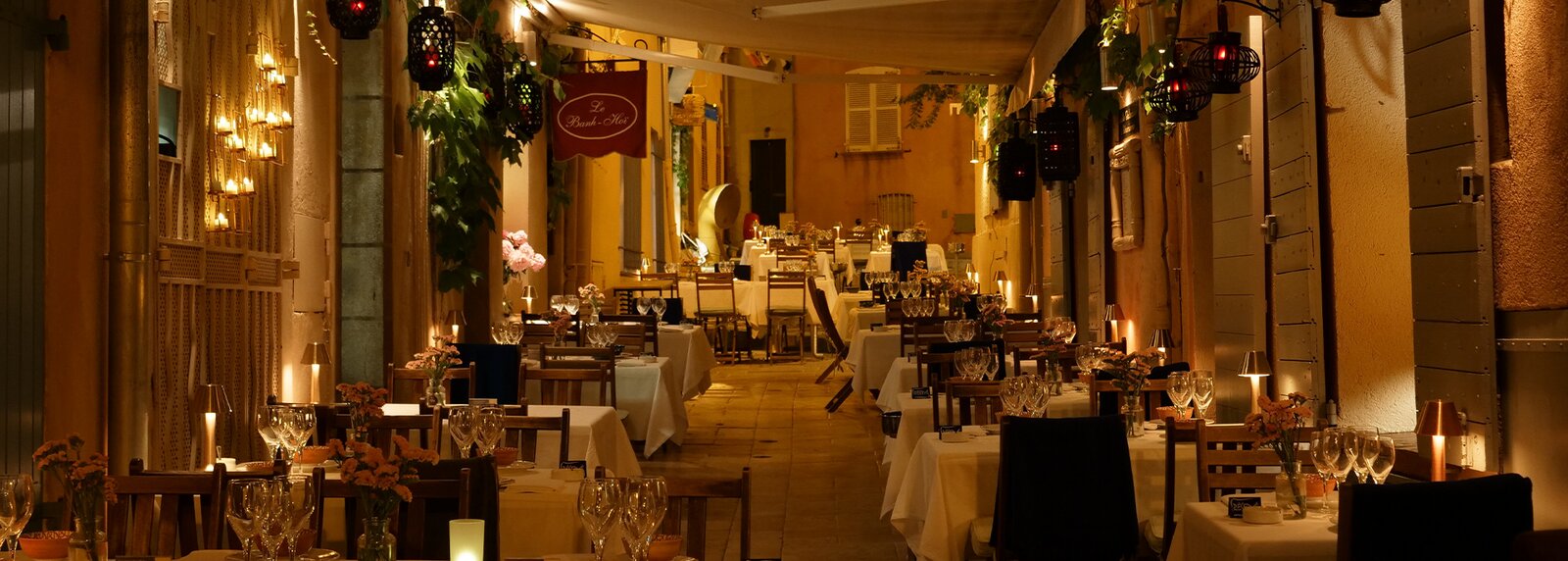 BanH-Hoi, Saint-Tropez · Place de l’Ormeau — Une adresse confidentielle au pied du clocher, cuisine thaïe, vietnamienne et japonaise dans un décor tamisé