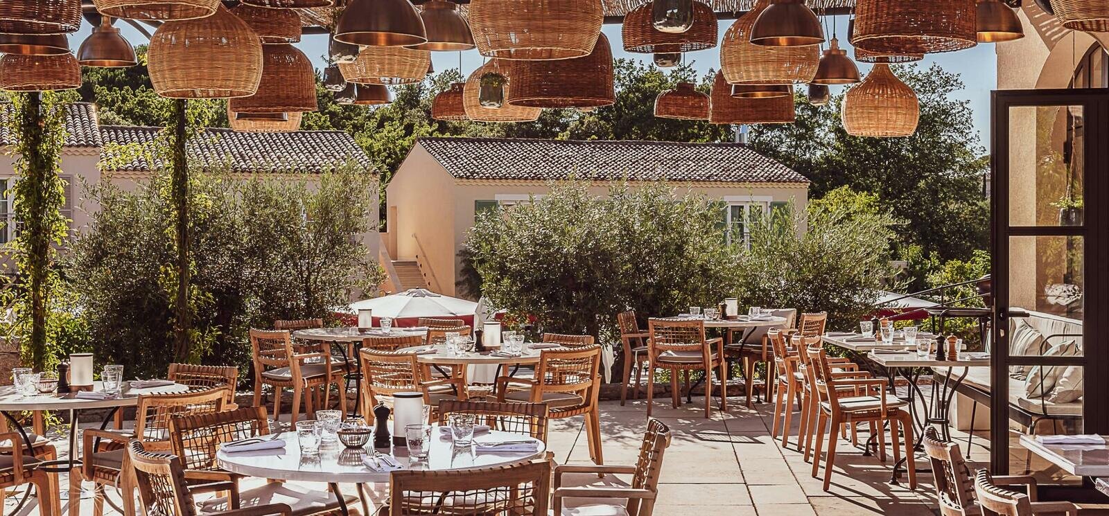Beefbar, Saint-Tropez · Hôtel Lou Pinet — Les plus belles viandes du monde et une carte ensoleillée, dans le jardin du Lou Pinet