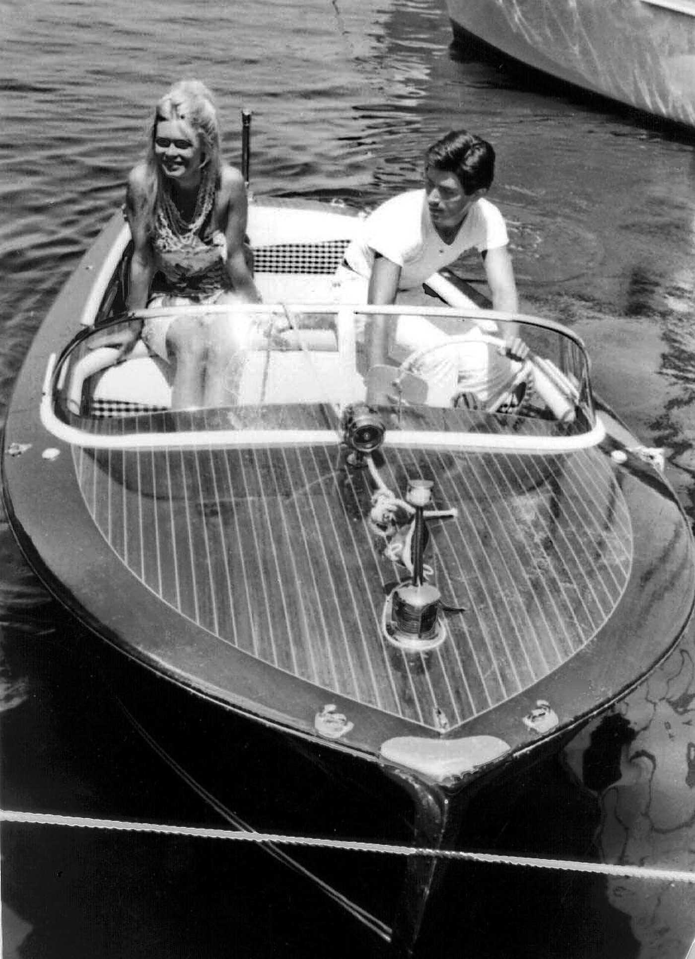 Brigitte Bardot à bord d’un canot en bois dans le port de Saint-Tropez en 1963