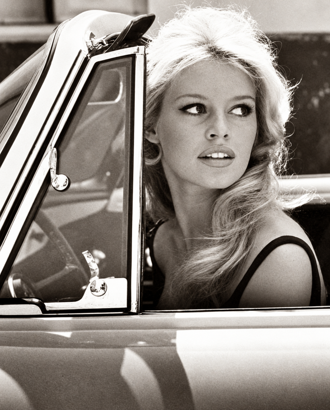 Illustration de Brigitte Bardot en cabriolet rétro évoquant le Saint-Tropez glamour des années 60