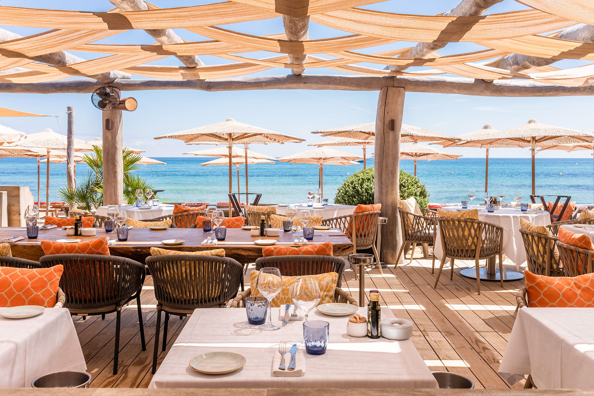 La terrasse ombragée de Byblos Beach face à la mer, plage de Pampelonne