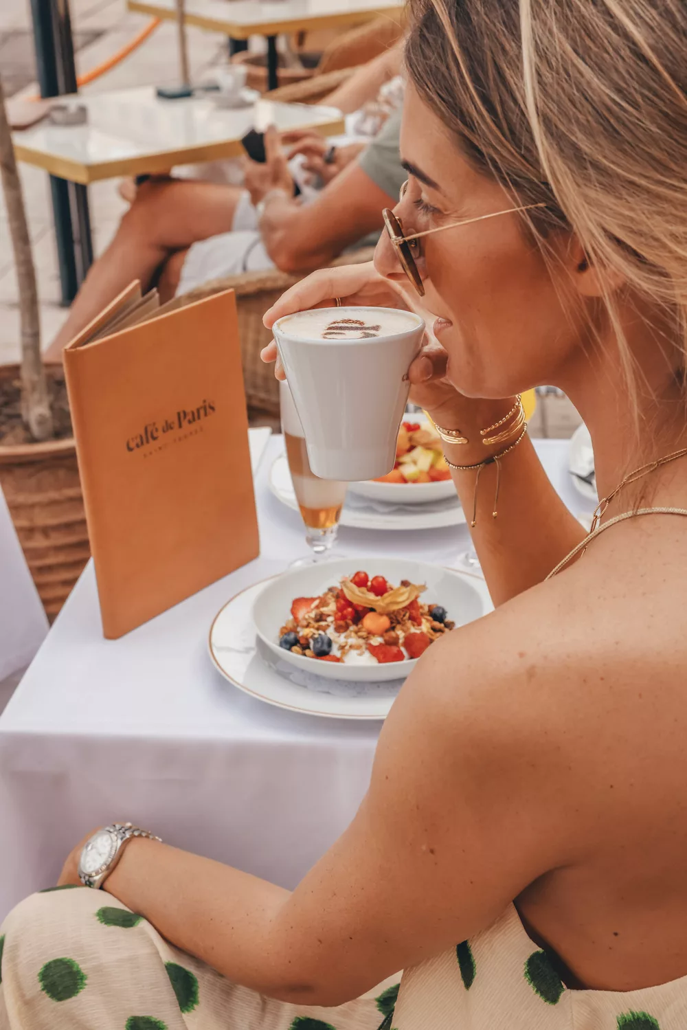Petit-déjeuner en terrasse au Café de Paris sur le port de Saint-Tropez