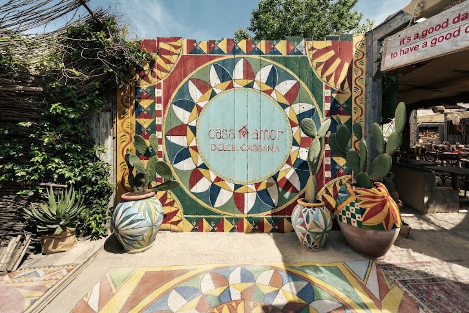 L’entrée de Casa Amor Dolce&Gabbana à Pampelonne : fresque sicilienne colorée, cactus et jarres peintes