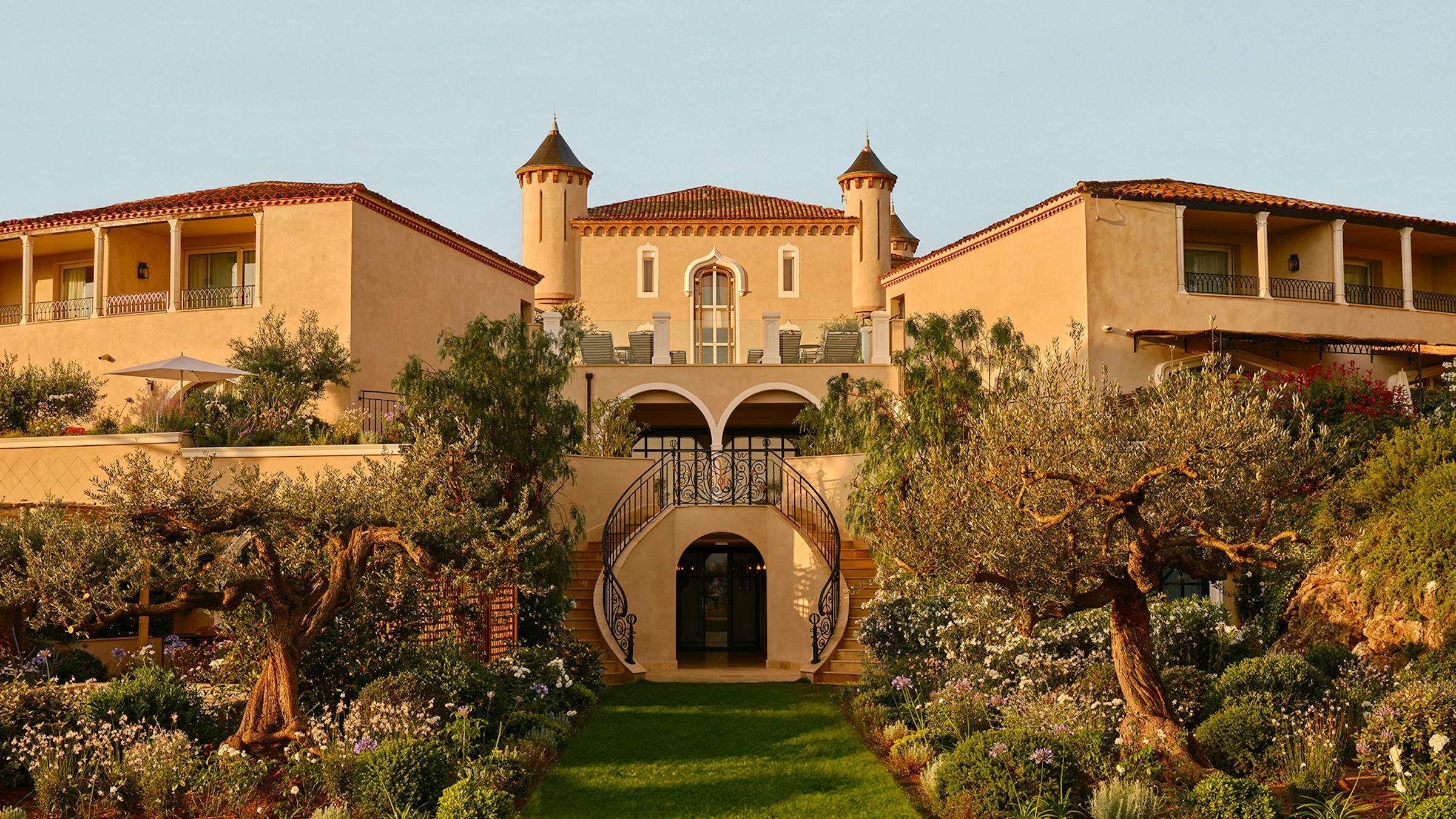 Le Château de la Messardière et ses tours au milieu des jardins méditerranéens