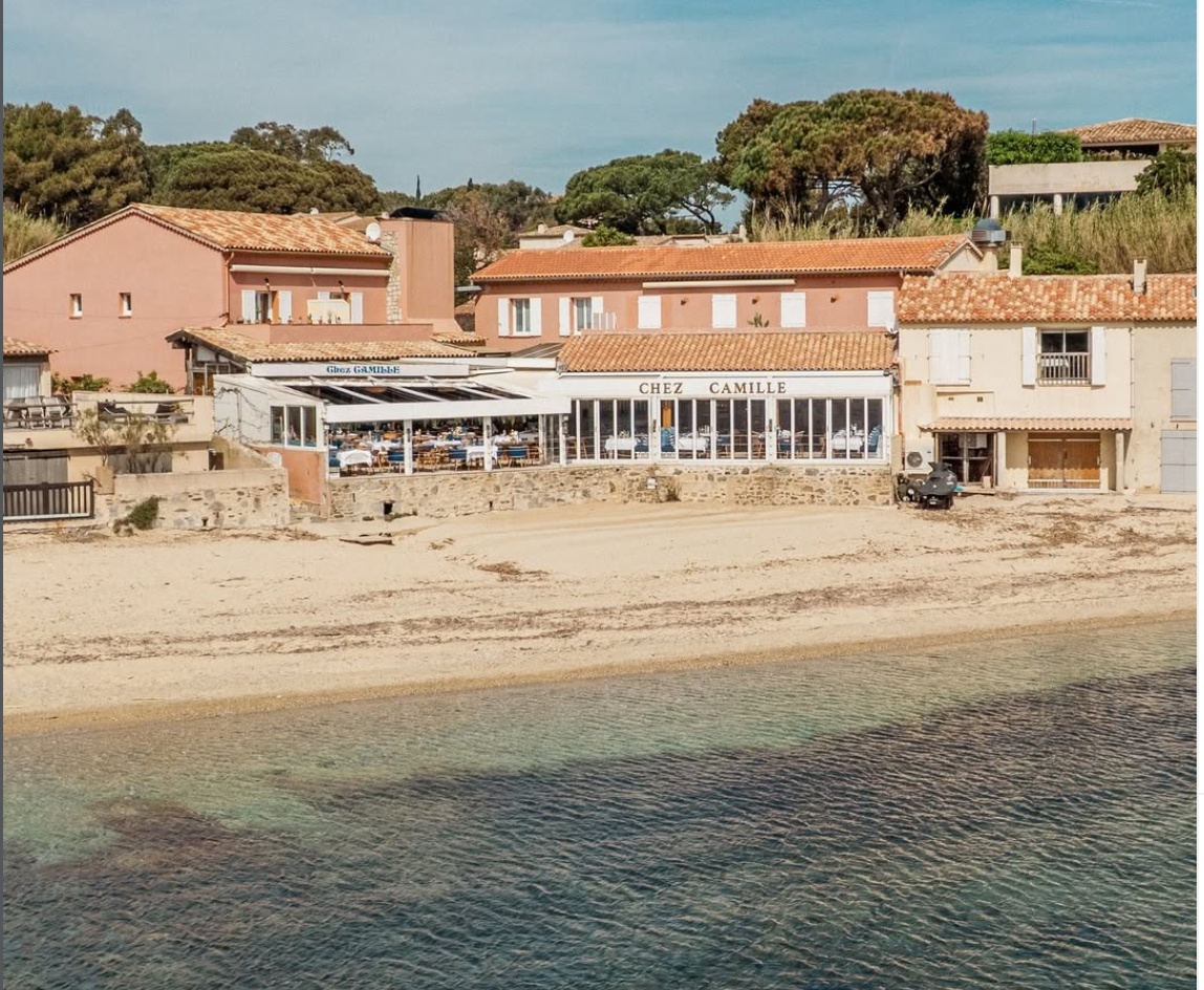 La terrasse de Chez Camille les pieds dans le sable à Ramatuelle, vue depuis la plage