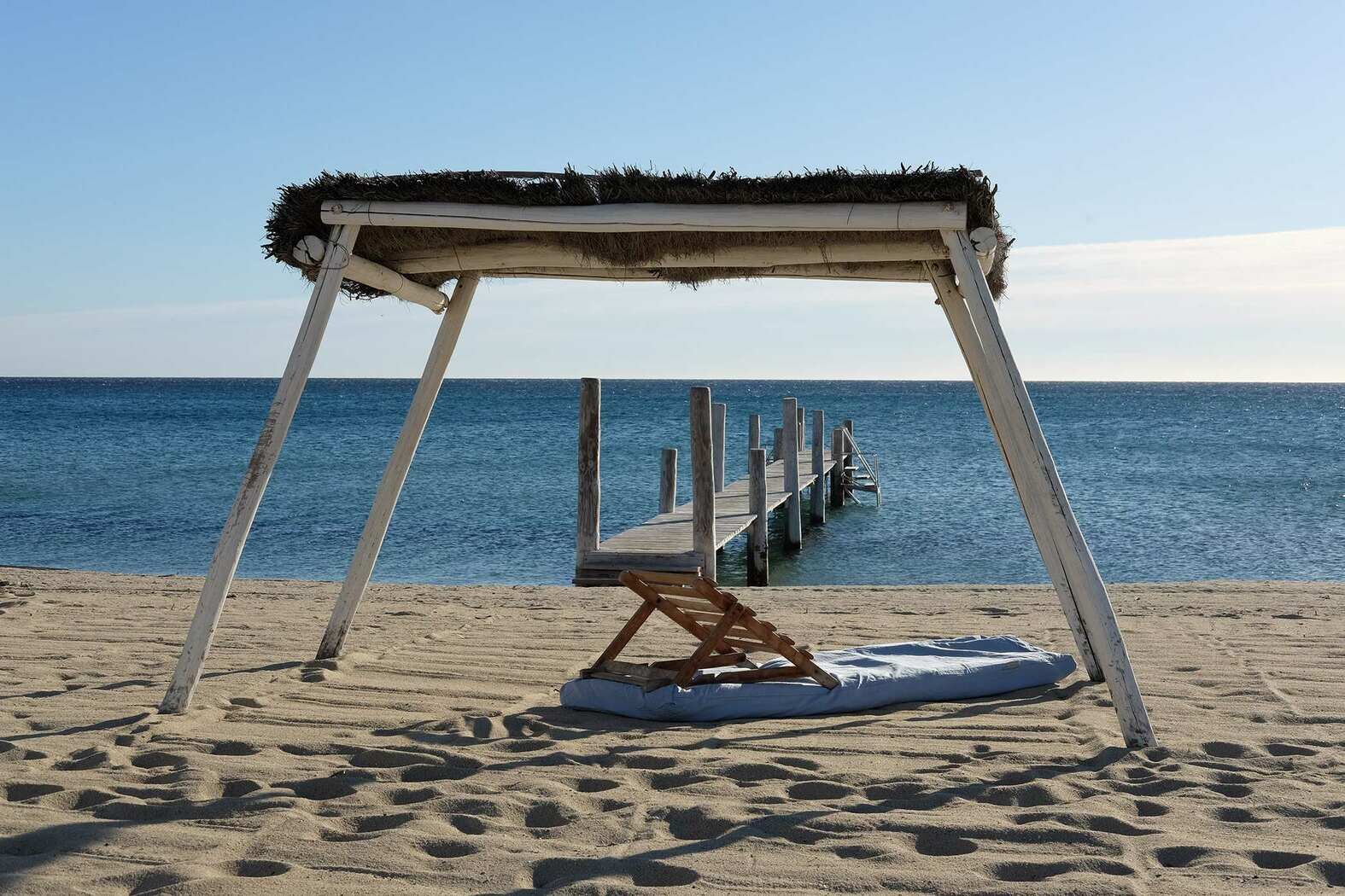 Le Club 55, sa paillote sur le sable et son ponton face à la mer, plage de Pampelonne à Ramatuelle