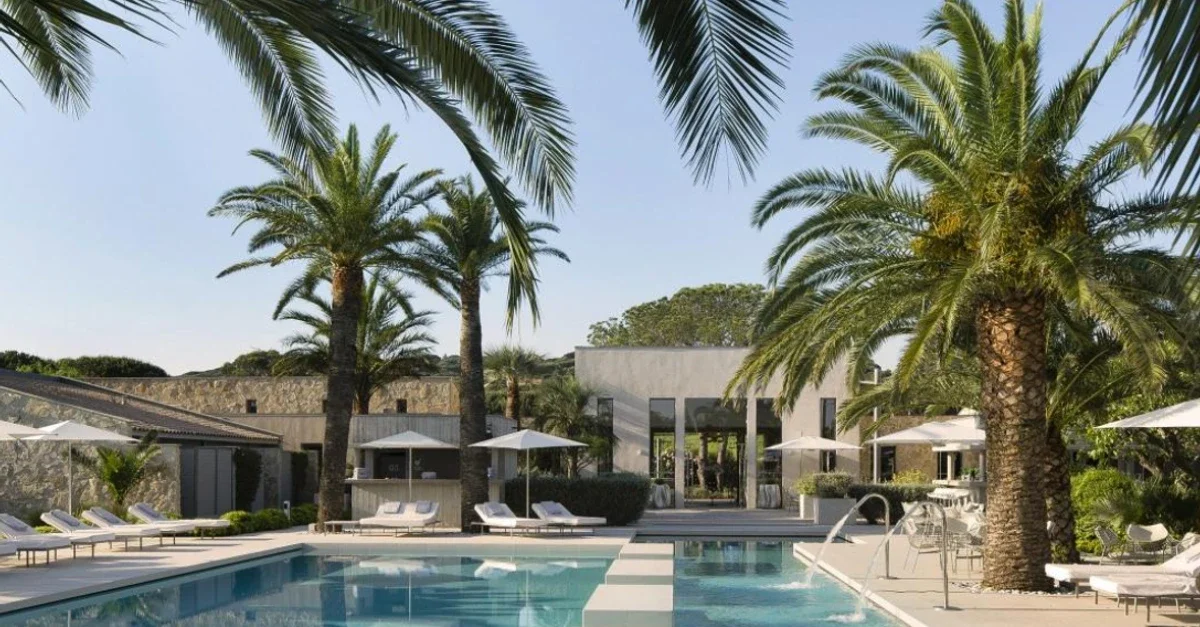 Colette, Saint-Tropez · Hôtel Sezz — La table du Sezz, au bord de la piscine, une cuisine méditerranéenne lumineuse